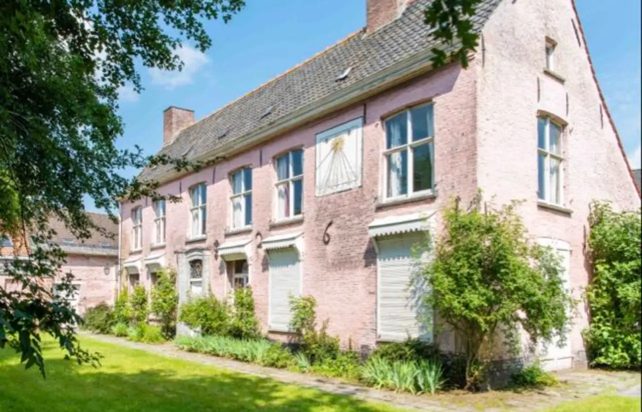 Peereboomhuis voor verbouwing 